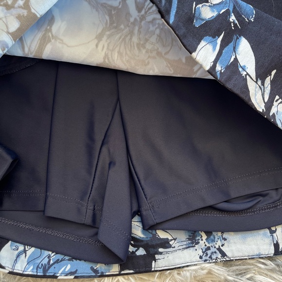 Tennis skirt with blue/white floral design, comfortable material inside, pockets - Picture 5 of 6